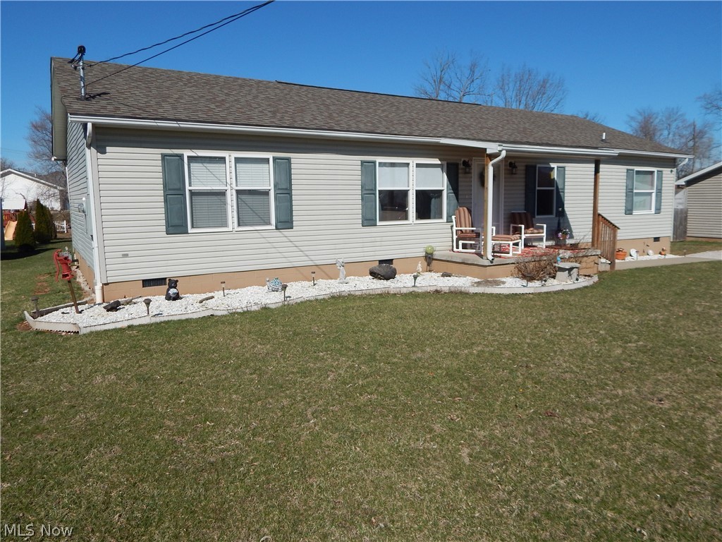 SWEET HOME ON SOUTH SIDE!
This well maintained 3 bedroom, 2 full bath home has an open floor plan and split bedrooms! Enjoy the spacious living/dining/kitchen area that is great for entertaining with views to all three areas. The master suite is spacious and has a huge master bath with soaking tub and a large walk-in closet! This home sits on a large, level lot and the back yard is big enough to add a pool or playground equipment! Located in Wood County, South Parkersburg, WV. Call for details!