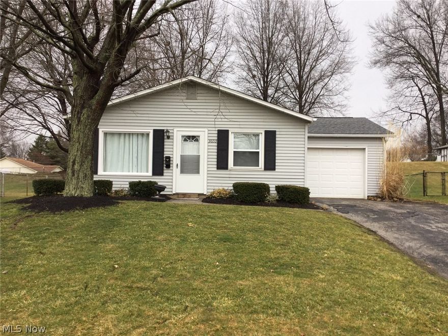 New carpet and fresh paint in bedrooms (2016).  Roof replaced 2013. Newer windows. Neatly landscaped. Closed to Kent shopping/Stow shopping.  Fenced in backyard. Stamped concrete back patio. 
Great starter home!