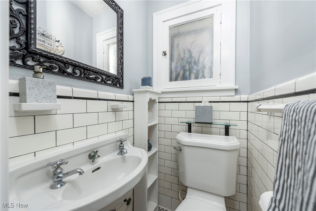 Lakewood, Ohio 44107, United States, 5 Bedrooms Bedrooms, ,4 BathroomsBathrooms,Residential,Active,192106