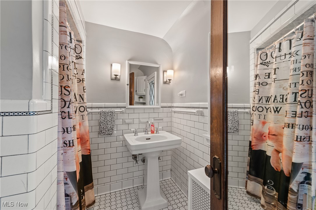 Lakewood, Ohio 44107, United States, 5 Bedrooms Bedrooms, ,4 BathroomsBathrooms,Residential,Active,192106