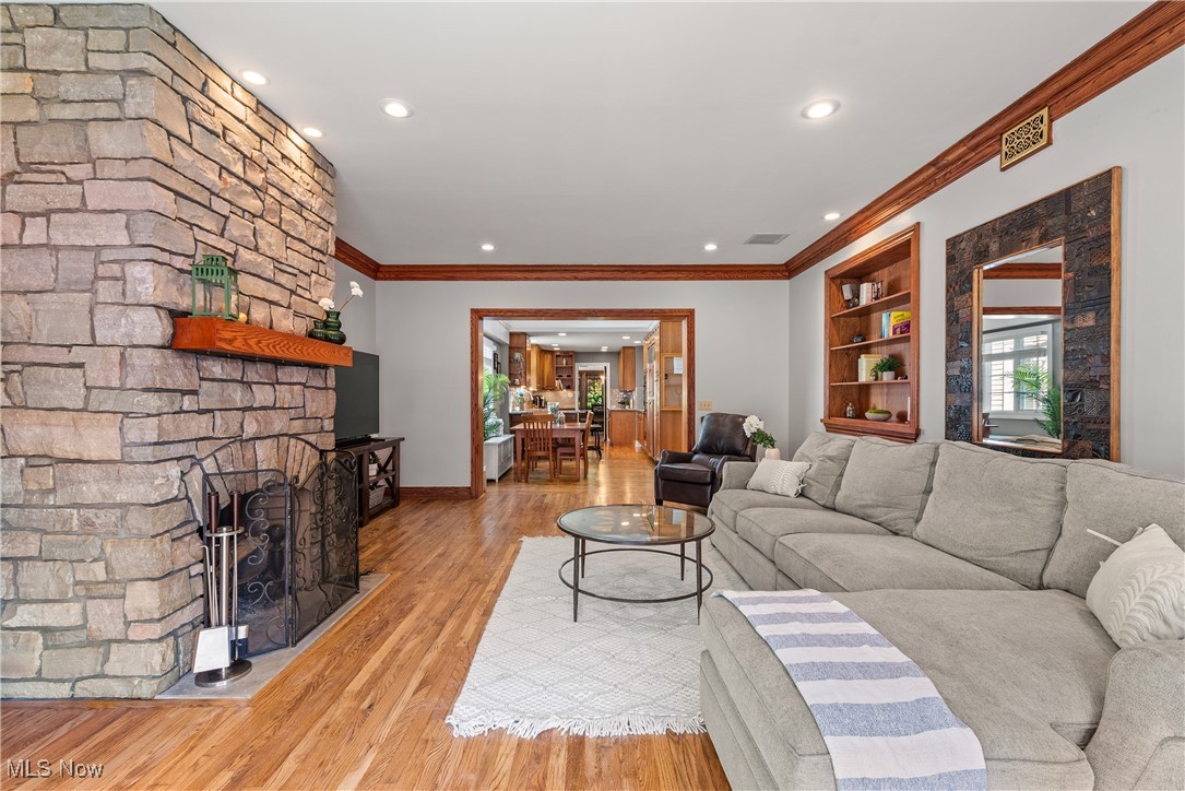 Lakewood, Ohio 44107, United States, 5 Bedrooms Bedrooms, ,4 BathroomsBathrooms,Residential,Active,192106