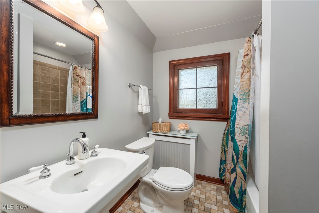 Lakewood, Ohio 44107, United States, 5 Bedrooms Bedrooms, ,4 BathroomsBathrooms,Residential,Active,192106