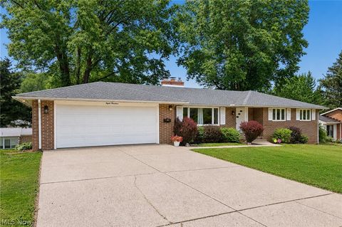 Homes For Sale - 800 Woodview Drive<br/> Massillon, OH 44646