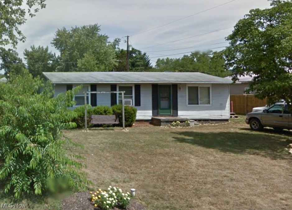 Solid 3 Bed home with vinyl siding and a full basement . It has a large back yard for privacy as well. Located close to the river for great scenary