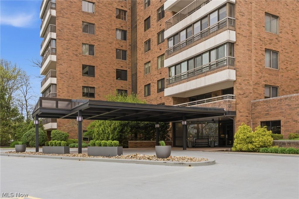 Photo of 27500 Cedar Road #808, Beachwood, OH 44122 (MLS # 5206484)