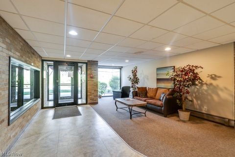 Tiny photo for 115 S Rocky River Drive #303, Berea, OH 44017 (MLS # 5202875)