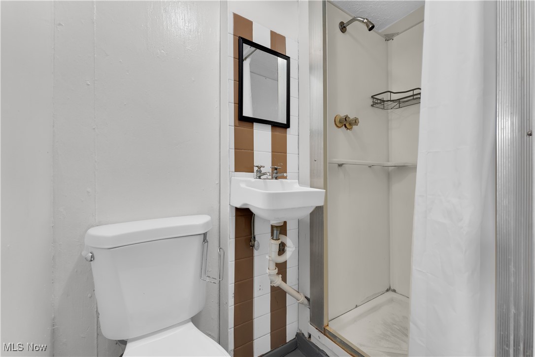 6095 Stark Drive, Brook Park, Ohio image 23