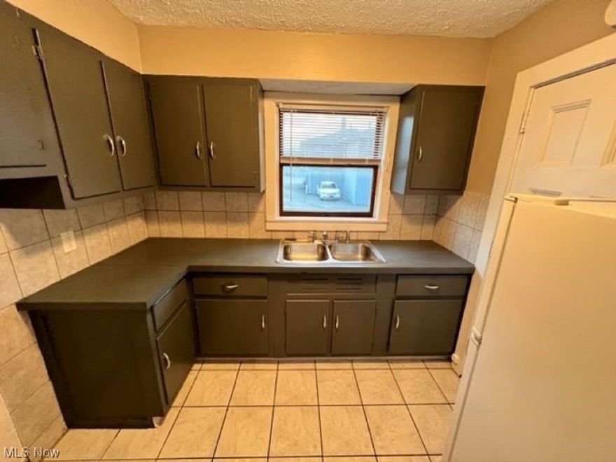 Gorgeous 2 bed, 1 bath unit in a secure building close to everything in the Walhaven area! Appliances included in this kitchen made for making meals! The hardwood floors literally shine throughout the unit! Plenty of off-street parking and coin laundry available. Call today to schedule a tour!
