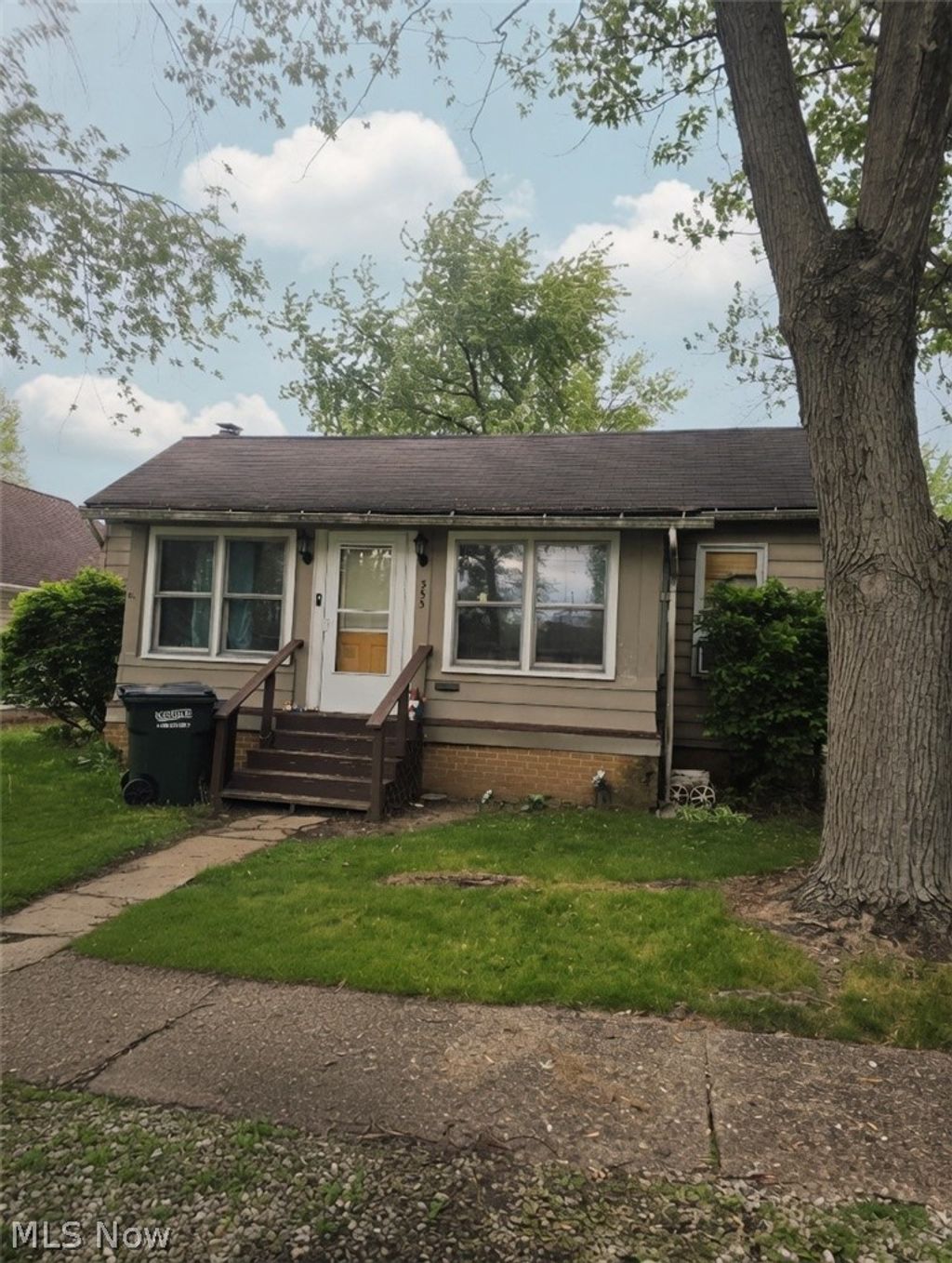 Photo of 355 E Oregon Avenue, Sebring, OH 44672 (MLS # 5209234)