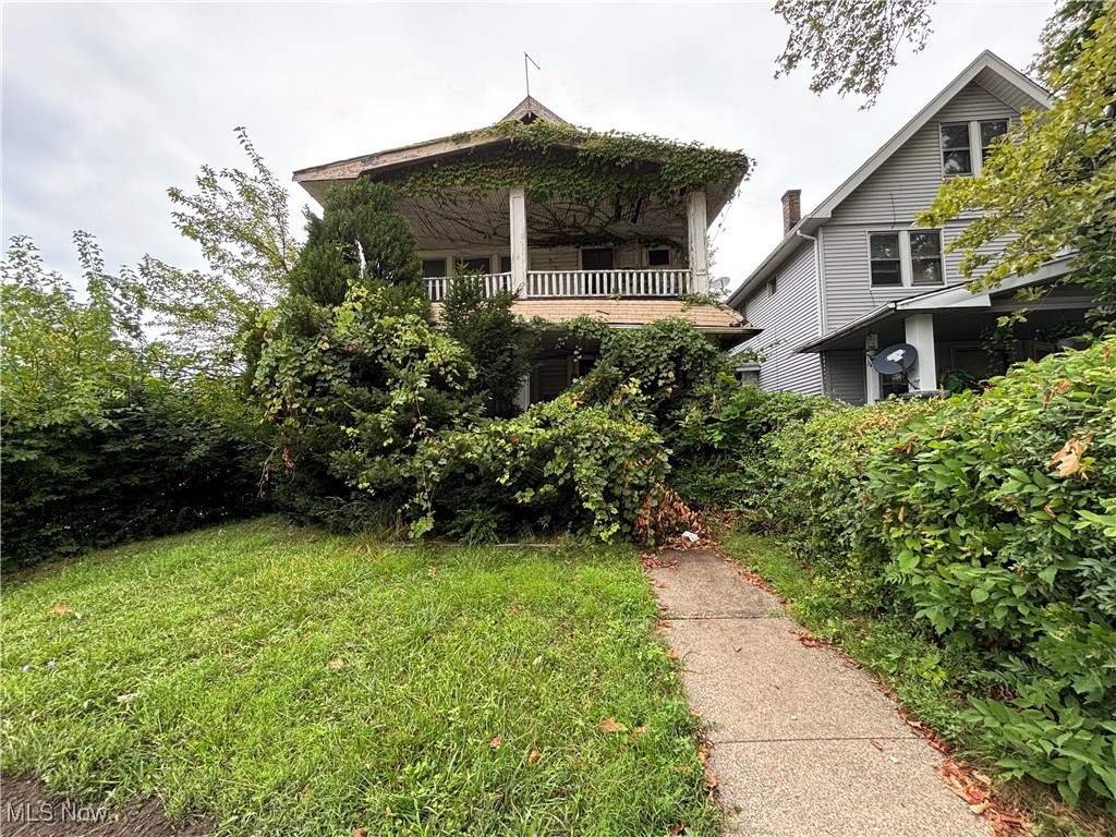 2 Family Double on a Corner Lot. Each Unit has 2 Bedrooms, 1 Full Bath. The property features a finished 3rd Floor with 3
tandem rooms. Unfinished Common Area Basement. Property in need of Full Rehab and being sold as is. Great Investment
Opportunity!