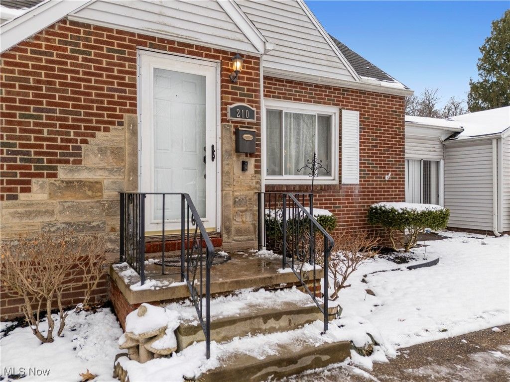 Photo of 210 Davenport Avenue, Akron, OH 44312 (MLS # 5182197)