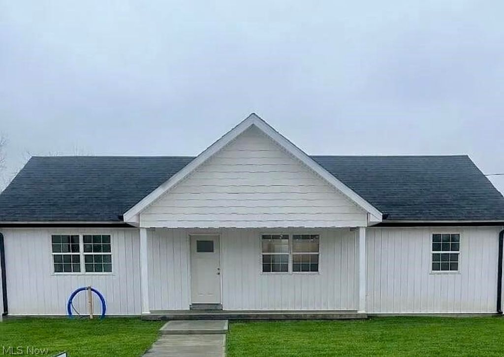 Photo of 165 W 3rd Street, Frazeysburg, OH 43822 (MLS # 5189853)