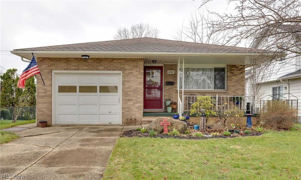 Photo of 1842 Thornapple Avenue, Akron, OH 44301 (MLS # 5195771)