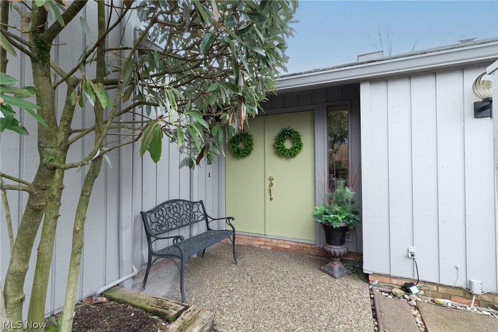 Photo of 520 Willow Circle, Aurora, OH 44202 (MLS # 5191626)