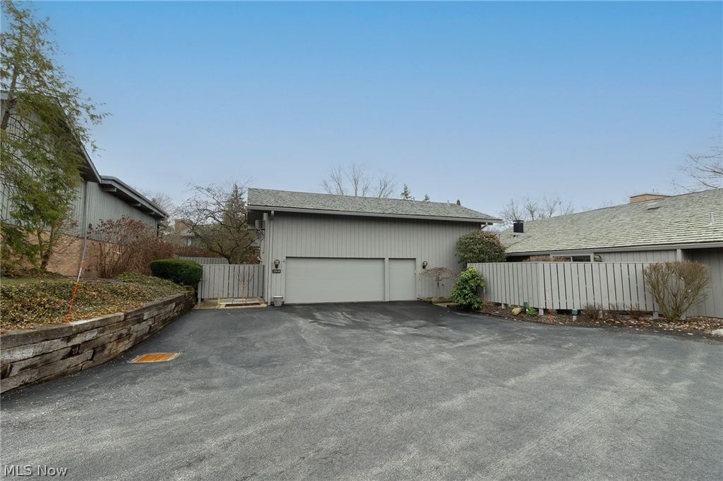 Photo of 520 Willow Circle, Aurora, OH 44202 (MLS # 5191626)