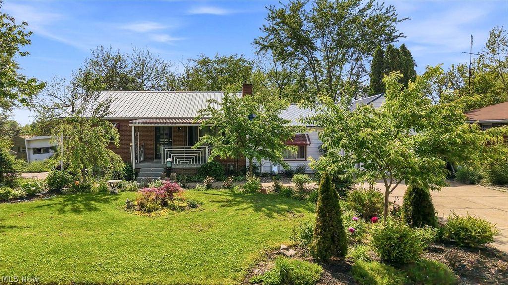 Photo of 501 Hamilton Avenue NE, Canton, OH 44704 (MLS # 5211418)