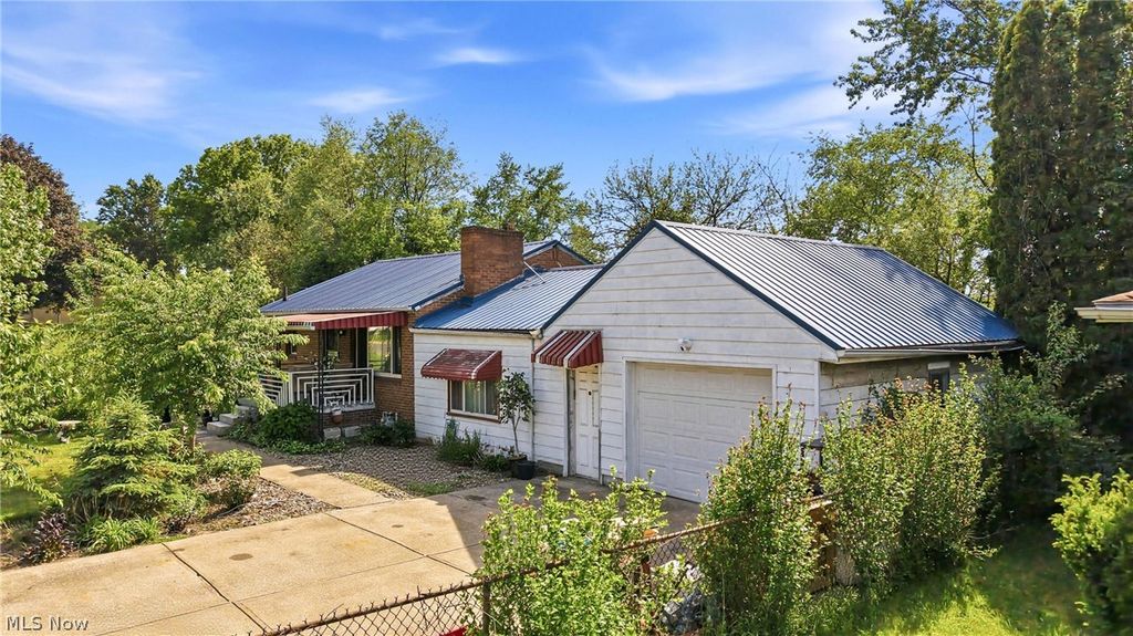 Photo of 501 Hamilton Avenue NE, Canton, OH 44704 (MLS # 5211418)
