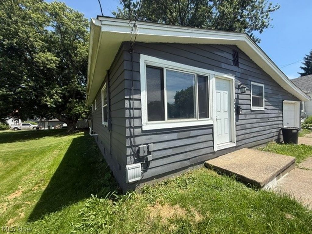 Photo of 2646 Harmont Avenue NE, Canton, OH 44705 (MLS # 5218241)