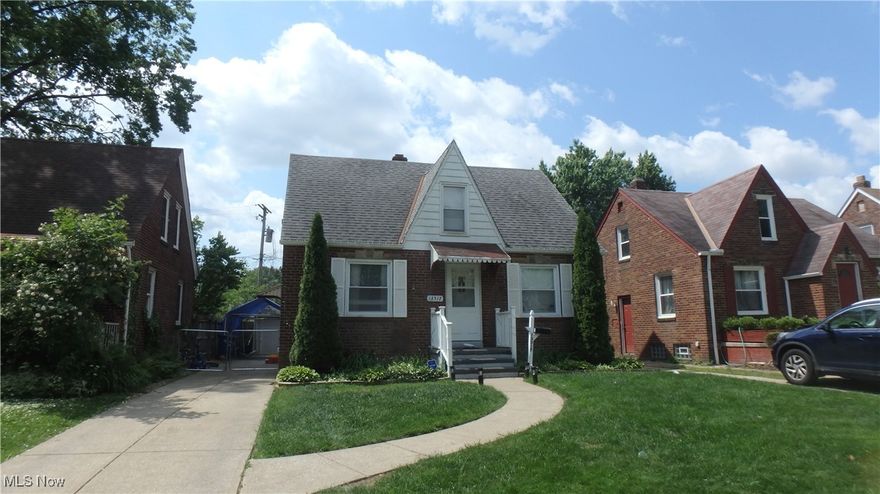 11 Units fully leased looking for new owner. There is 6 3 bedroom homes and 5 2 Bedroom homes. 8 homes are in 44135 zip codes. Homes are close together for easy management.