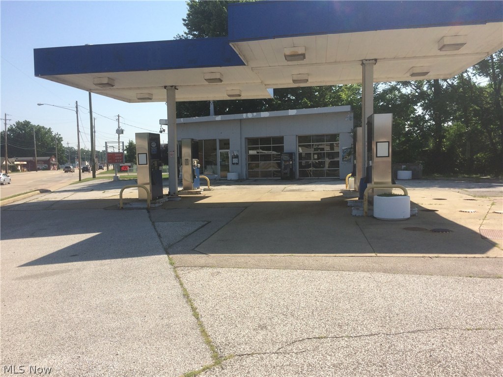 Previous Sunoco Service Station for sale or lease. Buyer must buy property "as-is" and will be responsible for all upgrades, replacement, servicing, and repairs to fuel pumps, underground storage tanks, lifts, canopy, and building. Seller will work with Buyer in helping him perform responsibilities to the best of Seller's ability. Any liens and encumbrances must be removed at closing and Seller will work with Buyer on this.
Lease is $2500 per month.