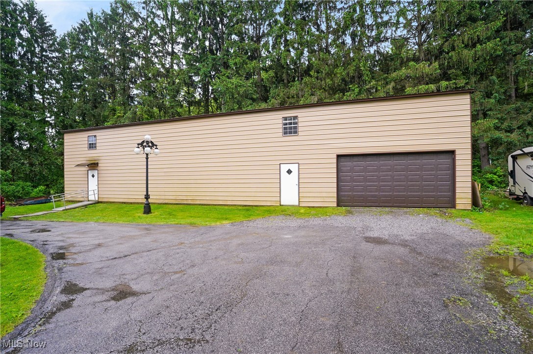 7182 Stewart Sharon Road, Hubbard, Ohio image 4