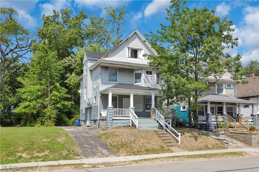 Brand new roof, furnace, and hot water tank! Investment opportunity with plenty of living space and access to amenities. No wholesalers or assignable contracts.