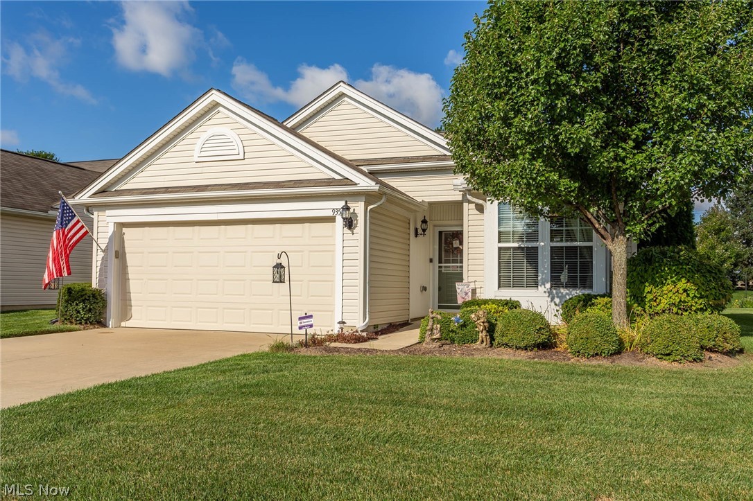 Open floor plan Ranch home in Pioneer Ridge, Ohio's premier Del Webb "Active Adult Lifestyle" Community. This home
features a generous Great Room, with Dining Area, leading into an airy Sun Room with a view. This home, on a prime
lot, also features a Master Suite with a large walk-in closet and shower, a second Bedroom and full Guest Bath, 9' ceilings
throughout, and a 24' Extended 2 car Garage for Additional Storage area. All kitchen and laundry room Appliances are
Included. For your relaxation and enjoyment is an over sized Patio with a very private setting and an irrigation system
to keep the landscape lush. All this and a Buyers one year Home Warranty. Come and enjoy the 14,500 s.f. Lodge with
Indoor & Outdoor heated Pools, jetted Hot Tub, fully equipped Fitness Center, multi purpose room, kitchen, gathering
room and sun room used for many activities like games, dances, parties and meetings. The 8+ acre Lodge Grounds Area
includes a large Party Patio, Pickleball and Bocce C