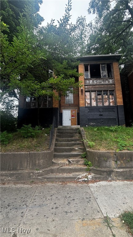 Attention investors! This large quadplex in the heart of East Cleveland (44112) is a diamond in the rough, ready for the right buyer to bring it back to life. With four spacious units under one roof, this property offers significant cash flow potential once fully renovated.
Located just minutes from University Circle, the Cleveland Clinic, Case Western Reserve University, and downtown Cleveland, this area is seeing increased investor interest and revitalization efforts. Multifamily demand is rising as housing affordability continues to be a challenge for renters — making this quad an ideal buy-and-hold or BRRRR strategy play.
ARV estimated between $220K–$260K based on comparable renovated quads in the area. Rents for updated 2-bed units in this zip code average $750–$850 per month, meaning once stabilized, this property could gross over $3,000/month.
Although being sold as-is, this rehab project has already been updated with new plumbing and electrical. So, bring your contractor, your vision, and your calculator — opportunities like this don’t come around often.