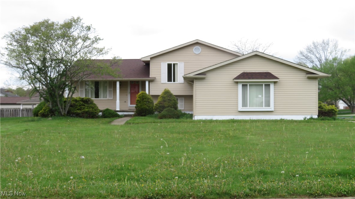 Spacious 4 level split in beautiful Meander Reserve Estates. First level boasts 20x12 Kitchen with vaulted ceiling and skylight. 18x13 Living Room with vaulted ceiling. On the second level is a 16x14 Master Bedroom with Master Bath, Bedroom 2 is 15x10, Bedroom 3 is 11x11. Full family bath with soaking tub with shower and skylight. Lower level is a 21x11 Family Room, 16x11 Utility Room. There is a 14x10 Fla. Room enclosure. 2 car attached garage.