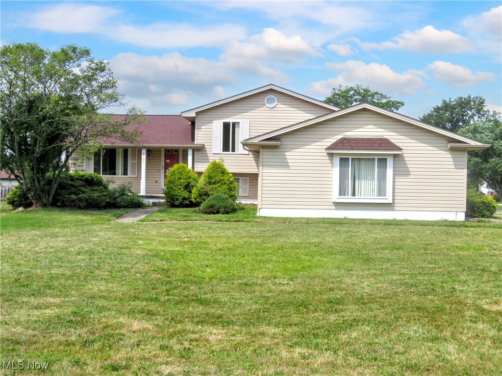 Spacious 4 level split in beautiful Meander Reserve Estates. First level boasts 20x12 Kitchen with vaulted ceiling and skylight. 18x13 Living Room with vaulted ceiling. On the second level is a 16x14 Master Bedroom with Master Bath, Bedroom 2 is 15x10, Bedroom 3 is 11x11. Full family bath with soaking tub with shower and skylight. Lower level is a 21x11 Family Room, 16x11 Utility Room. There is a 14x10 Fla. Room enclosure. 2 car attached garage.