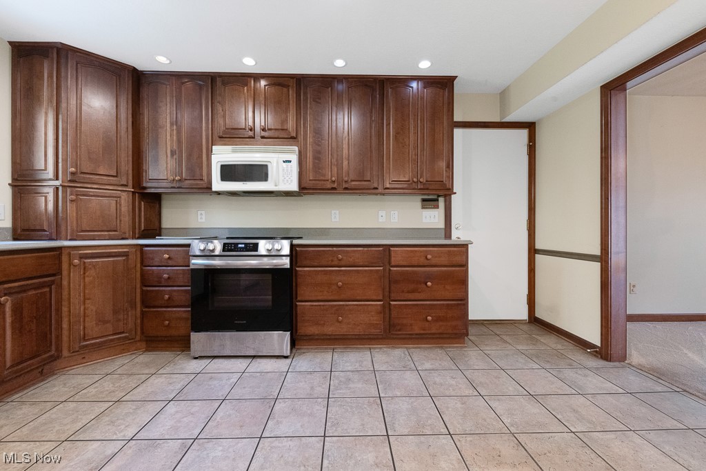 12935 Robinwood Street, Alliance, Ohio image 4