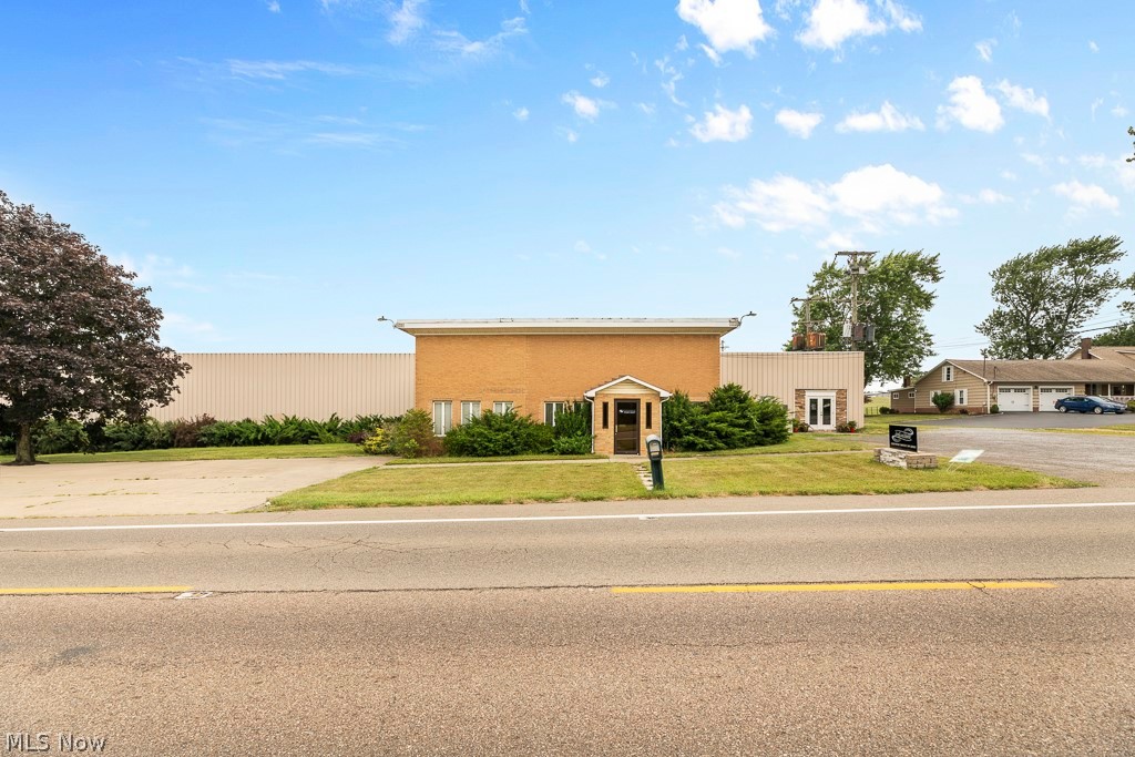 Prime Location for Your Business – Corner of State Route 62 and 165!
This well-built property offers approximately 30,000 square feet of space and sits on around 5 acres, making it an ideal location for a wide range of business ventures. Previously used as a printing manufacturer and office, the building features a truck dock and high ceilings in part of the space.
With endless possibilities, this property is perfect for manufacturing, warehousing, or even investment opportunities where you can rent out separate units to other businesses.
Don’t miss out on this great opportunity! Call today for more details or to schedule a private showing.