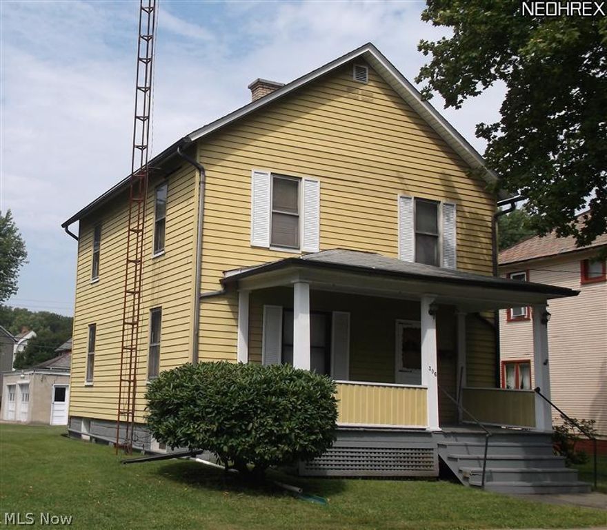 Great 2 story starter home.  Living room, eat-in kitchen and formal dining room.  3 bedrooms and full bath.  Detached 2 car garage.