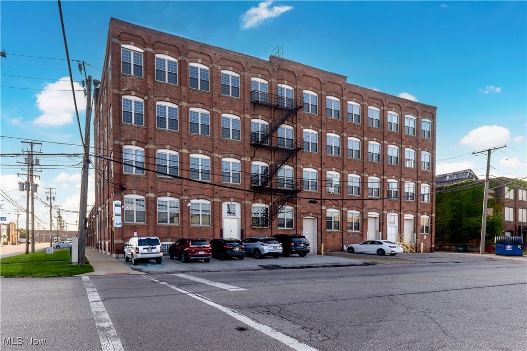 Office space, located with easy access to downtown Cleveland with excellent lake and skyline views. Commercial space only, ideal for architects, photographers, commercial studio, and much much more (no residential)!