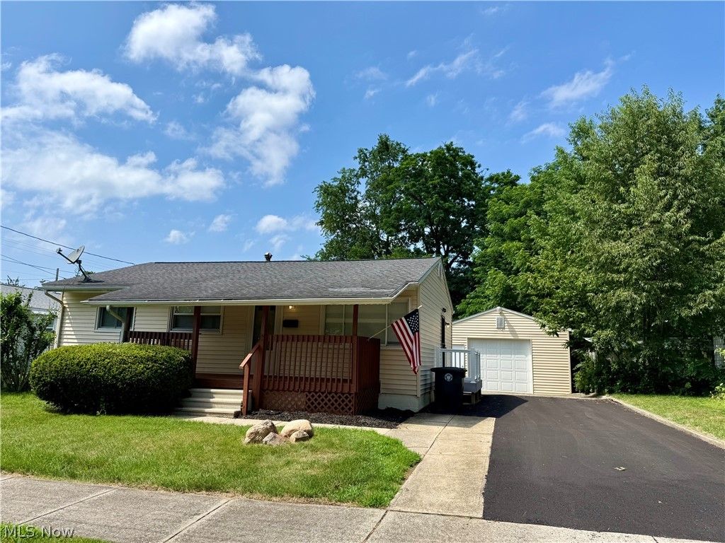 Photo of 1091 Stanwood Avenue, Akron, OH 44314 (MLS # 5225583)