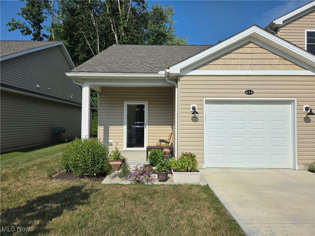 Welcome home to 654 Treadway Blvd in Sheffield Lake. Built in 2023, this 2 bedroom, 1 bath Condo is like brand new!
The Treadway Ponds community is one level living at its finest. This property features vaulted ceilings and an open
concept floor plan. Quartz countertops, newer appliances, and LVP flooring ensure the perfect blend of elegance and
modern appeal. Lawn care and Snow removal are included, so you can go for a stroll on the walking path and enjoy
the fountains in the ponds. If you have been wanting a new property, but don't want to pay new prices or wait months,
here is your opportunity! Call your favorite Realtor today and schedule your private tour..