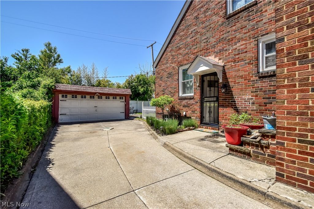 Photo of 864 Medford Road, Cleveland Heights, OH 44121 (MLS # 5209308)