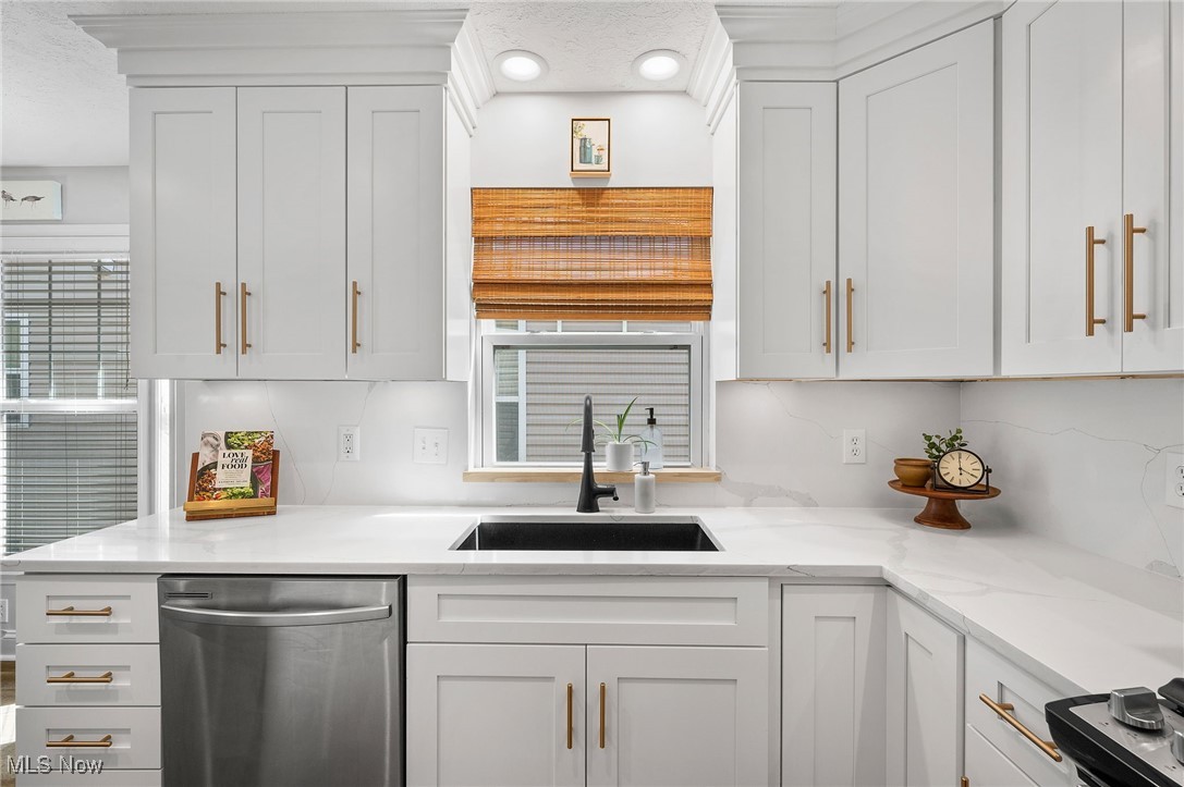 Avon, Ohio 44011, United States, 4 Bedrooms Bedrooms, ,3 BathroomsBathrooms,Residential,Pending,182637