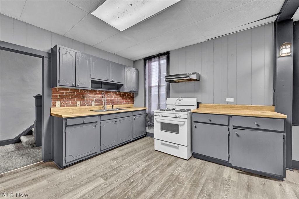 Photo of 2129 E 30th Street, Lorain, OH 44055 (MLS # 5192290)