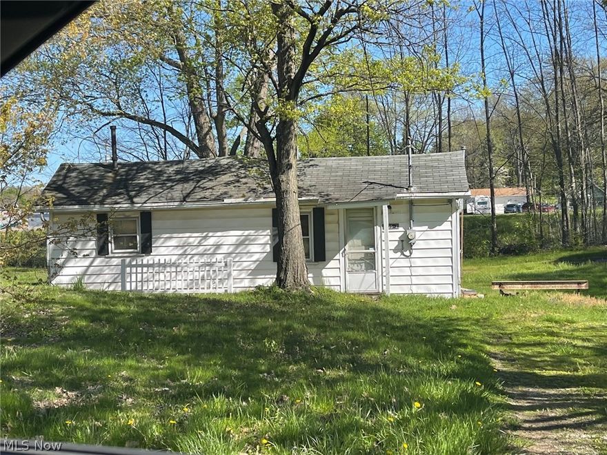 Attention Investors..!! 
2 Cottages on the same Parcel - both currently rented out.
NEWLY Connected to PUBLIC WATER..!
New Hot Water Tank in 1 Cottage.