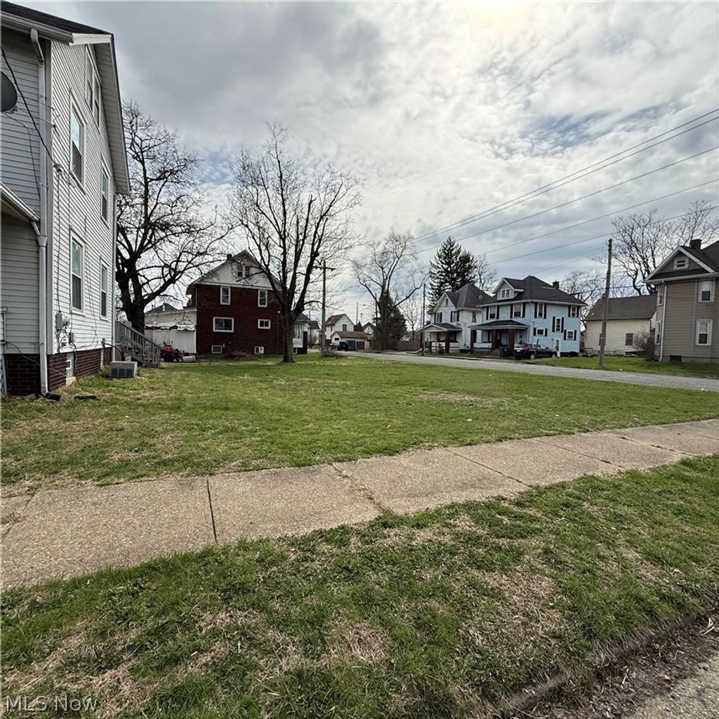 Photo of 2106 Indiana Way NE, Canton, OH 44705 (MLS # 5197444)