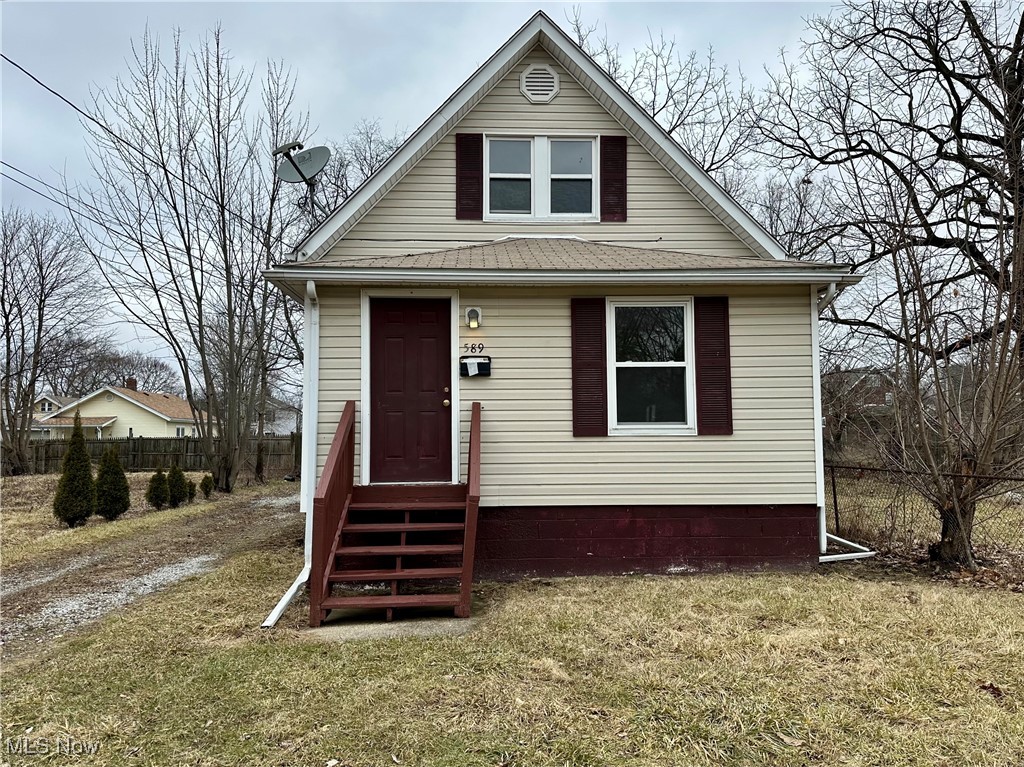 Spacious and newly renovated, this charming 3-bedroom, 1-bath home offers comfortable living with modern updates. Enjoy the enclosed front sunroom, a fenced backyard with a back porch, and the convenience of an included washer and dryer. A single-car garage provides additional storage. Tenant responsible for all utilities. Section 8 welcomed. Don’t miss this inviting home—schedule a viewing today!
