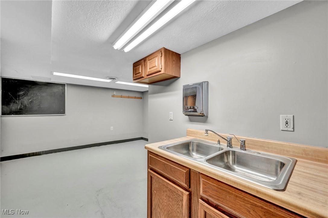 Beebes 01 - Commercial Sale