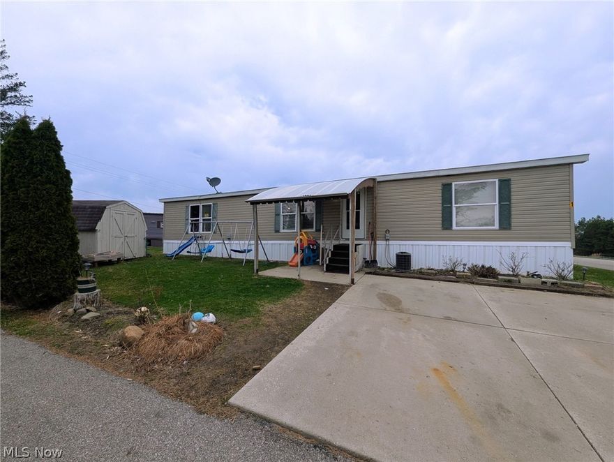 FOR SALE – Spacious 3–4 Bedroom Mobile Home | Chardon Schools
Beautiful end-unit mobile home offering 1,568 sq. ft. of comfortable living space! This well-maintained home features 3 bedrooms with a possible 4th bedroom or playroom, plus 2 full bathrooms.
The master bedroom includes a private bathroom with a relaxing jacuzzi tub. Enjoy an open floor plan with a large, spacious eat-in kitchen, breakfast bar, and all kitchen appliances included.
Additional highlights include:

Central air conditioning
Electric heat
Open and airy layout
Large eat-in kitchen with breakfast bar
All kitchen appliances stay
Storage shed
End unit for added privacy
Located in the Chardon School District

Perfect for families or anyone looking for space, comfort, and a great school district. Must see to appreciate!