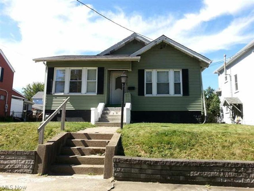 Cozy 2-3 BR ranch style home. Large kitchen/dining combo, eat-in area in kitchen, and a small porch in back that overlooks the flat yard. With a
little love this will be a cute home!