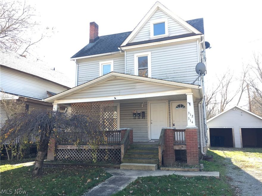 RENT READY DUPLEX IN ELYRIA!  Investors don't miss out on this great opportunity to generate cash flow.  Homeowners live in one unit and rent out the other.  1st floor unit has access to another 1/2 bath and extra space in the basement.