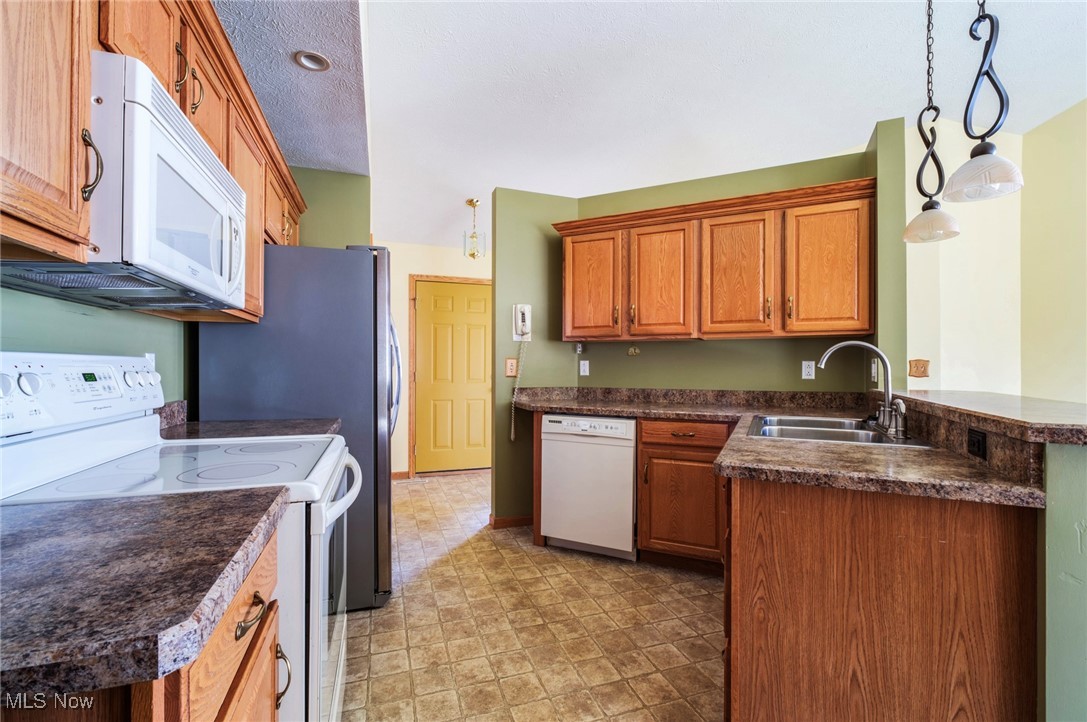 421 Hills Creek Road, Brookfield, Ohio image 12