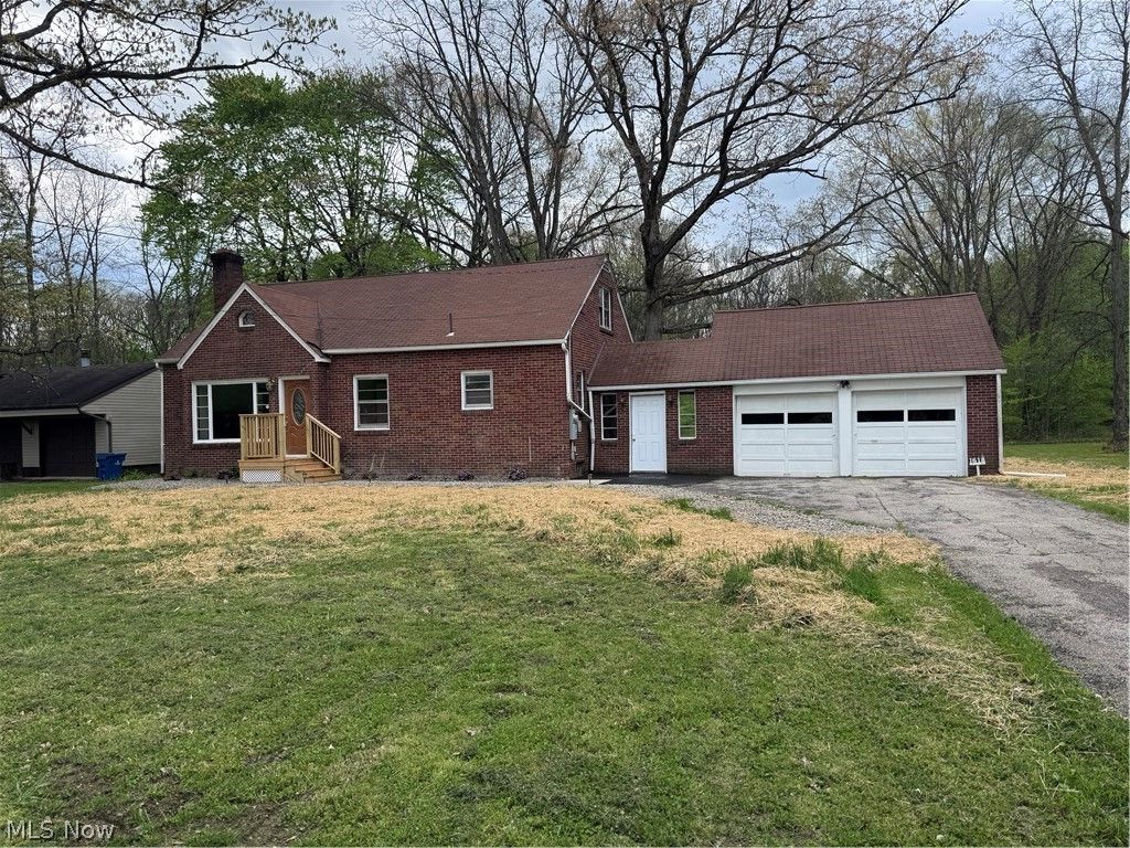 Photo of 1618 W Park Avenue, Weathersfield, OH 44446 (MLS # 5208973)