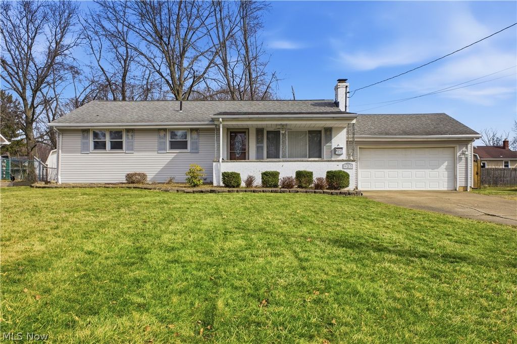 Photo of 923 Kirwan Drive, Youngstown, OH 44515 (MLS # 5189906)