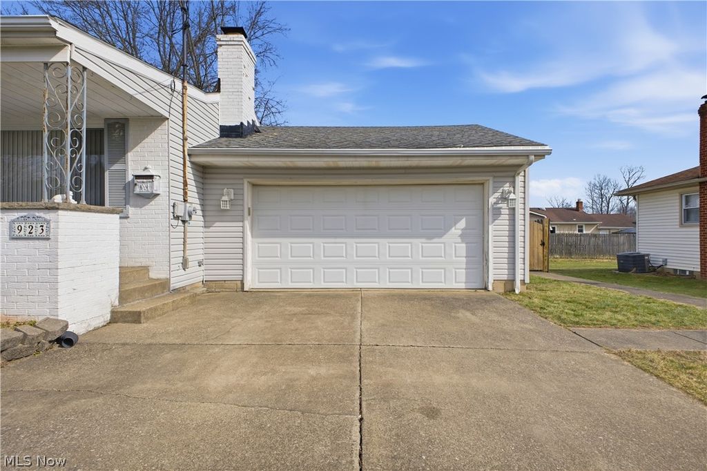 Photo of 923 Kirwan Drive, Youngstown, OH 44515 (MLS # 5189906)